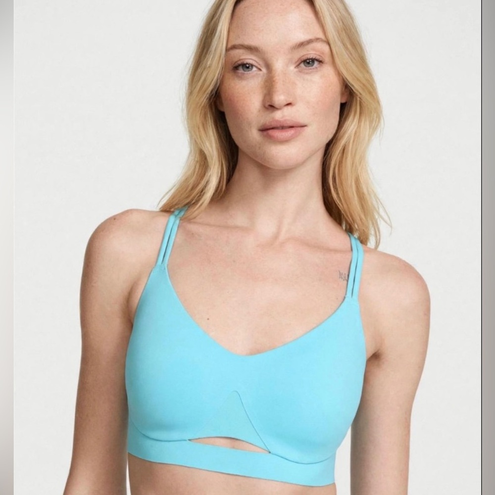 Victoria's Secret Light Blue Seamless Strappy Wireless Bralette Sport Bra Medium